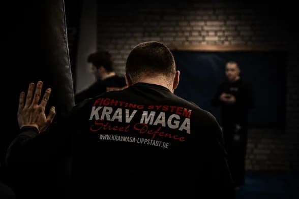 Training am Schlagpolster mit Fighting-System-Krav-Maga-Shirt