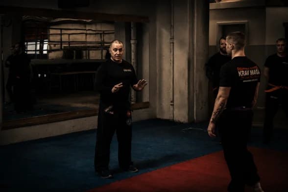 Cheftrainer erklärt eine Technik