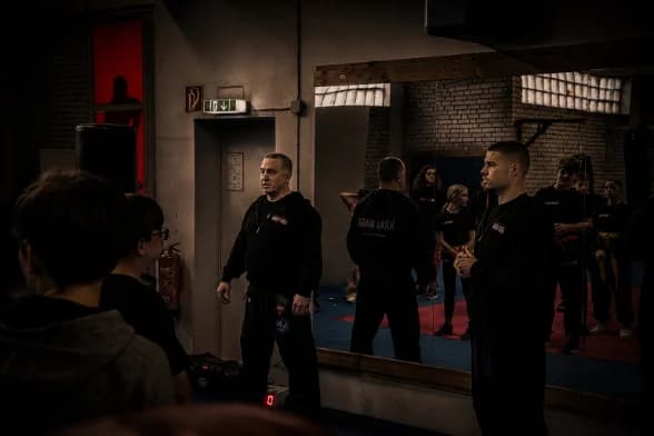 Trainingsgruppe beim Briefing im Studio